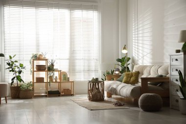 Kanepesi ve çiçekleri olan şık bir oturma odası. İç tasarım