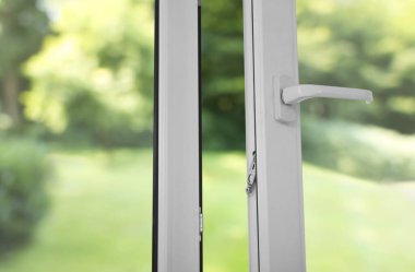 Pencereyi aç, kapat. Yeşil bahçe, camdan manzara