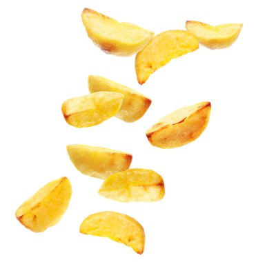 Fırında patates dilimleri beyaz zemine düşüyor.