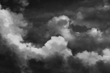 Bulutlu gökyüzü. Siyah ve beyaz tonlama