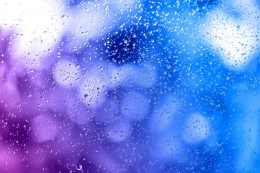 Su damlalı cam pencere yüzeyi, yakın çekim görünümü