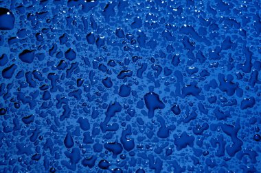 Su damlalı cam yüzey, yakın görüş.