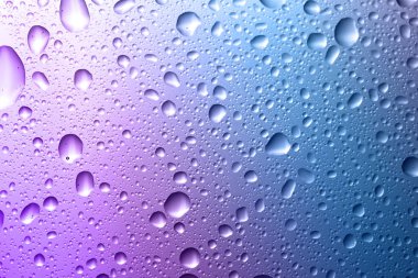 Su damlalı cam yüzey, yakın görüş.