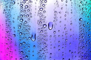 Su damlalı cam yüzey, yakın görüş.