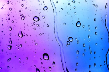 Su damlalı cam yüzey, yakın görüş.