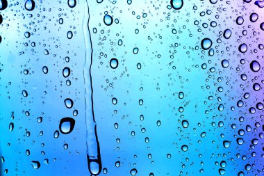 Su damlalı cam yüzey, yakın görüş.