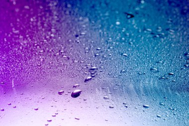 Su damlalı cam yüzey, yakın görüş.