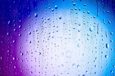 Su damlalı cam yüzey, yakın görüş.