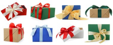 Hediye kutuları beyaza izole edilmiş, set. Noel hediyesi