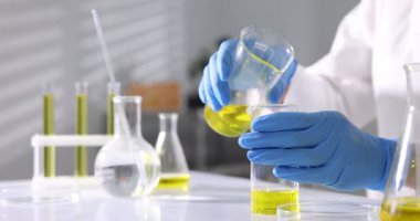 Laboratuvarda motor yağı kalitesini kontrol eden bilim adamı, yakın plan.