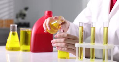 Laboratuvarda motor yağı kalitesini kontrol eden bilim adamı, yakın plan.