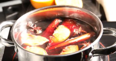 Ocakta pişen lezzetli şaraplar, yakın plan.