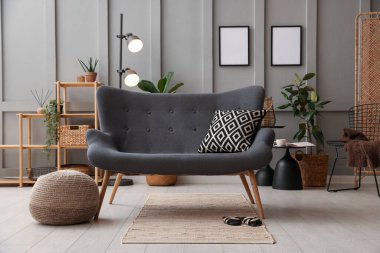 Rahat kanepe ve dekorlu oturma odası. İç tasarım