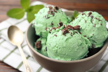 Nefis naneli çikolatalı dondurma, kaşık ve havlu ahşap masada, yakın plan.