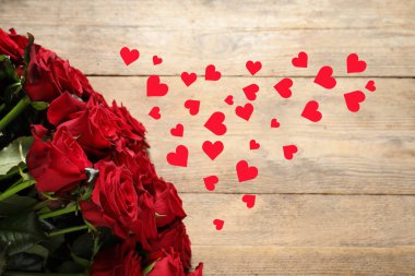 Bir buket kırmızı gül ve kalpler romantik tebrik kartında