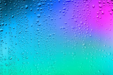 Su damlalı cam yüzey, yakın görüş.