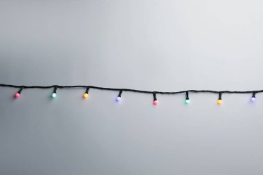 Parlak Noel ışıkları beyaz, üst görünümde izole