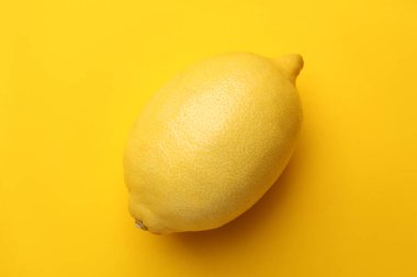 Sarı arka planda taze limon, üst manzara.