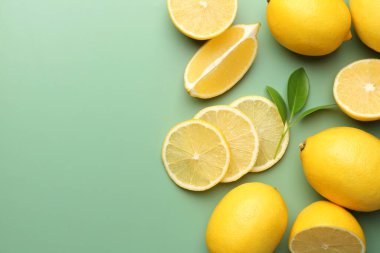 Taze limonlar ve zeytin zemininde yapraklar, düz. Metin için boşluk