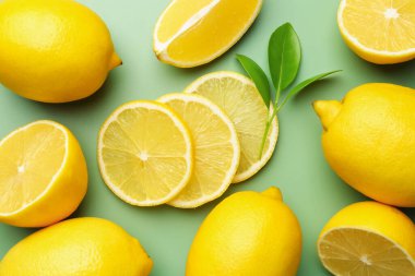 Taze taze limonlar ve zeytin zemininde yapraklar.