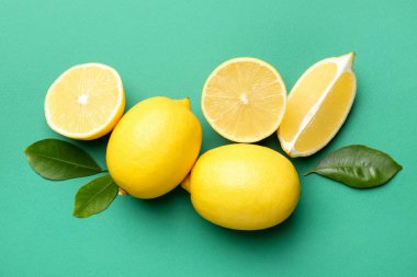 Taze olgun limonlar ve yeşil arka planda yapraklar.