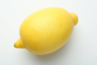 Beyaz arka planda taze limon, manzaranın üstünde.