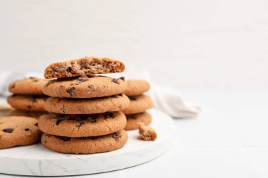 Işık masasında nefis çikolatalı kurabiyeler, yakın plan. Metin için boşluk