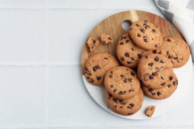 Işık masasında nefis çikolatalı kurabiyeler, üst manzara. Metin için boşluk
