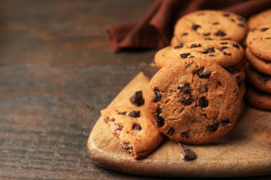 Ahşap masada lezzetli çikolatalı kurabiyeler, yakın plan. Metin için boşluk