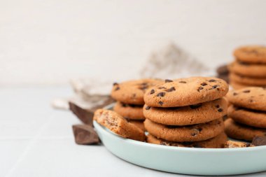 Işık masasında nefis çikolatalı kurabiyeler, yakın plan. Metin için boşluk