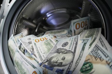 Çamaşır makinesinde bir sürü para, yakın plan.