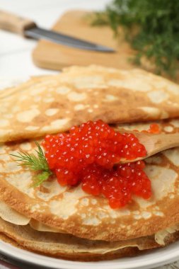 Kırmızı havyarlı ve dereotlu leziz krepler, yakın plan.