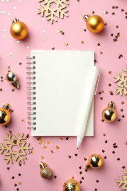 Yeni yıl hedefleri. Pembe arka planda planlayıcı, kalem ve şenlikli dekor, düz konum