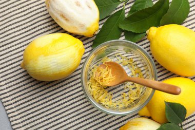 Limon aromalı kavanoz, kaşık ve masa örtüsü üzerinde taze meyveler.