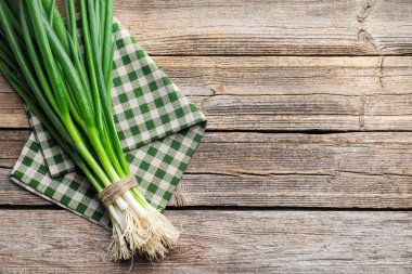 Tahta masada taze taze taze soğanlar, üst manzara. Metin için boşluk