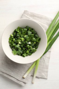 Beyaz ahşap masada taze taze taze soğanlar, üst manzara.