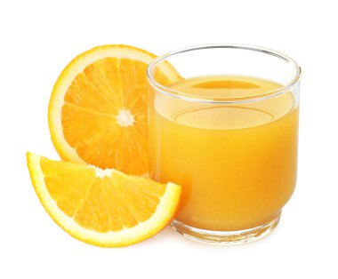 Bardakta taze portakal suyu ve beyaz üzerine izole edilmiş meyve dilimleri.