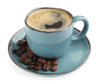 Kahve fincanda, fasulye de beyaz arka planda.