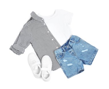 Şık çocuk kıyafetleri ve ayakkabıları beyaz, üst görünümde izole.