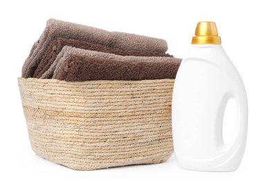 Çamaşır sepeti, havlular ve beyaza izole edilmiş bir şişe deterjan.