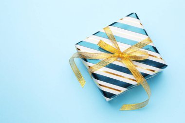 Açık mavi arka planda güzel bir hediye, üst manzara. Metin için boşluk