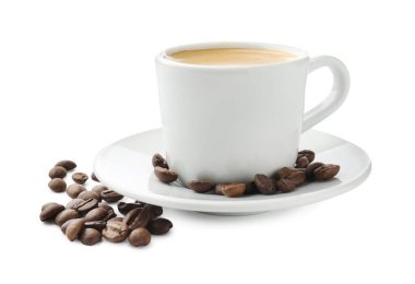 Beyaz üzerine izole edilmiş bir fincan aromatik kahve ve kızarmış fasulye.