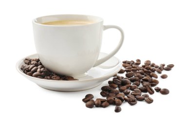 Beyaz üzerine izole edilmiş bir fincan aromatik kahve ve kızarmış fasulye.