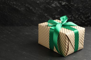 Üzerinde siyah desenli yeşil fiyonk olan güzel bir hediye kutusu. Metin için boşluk