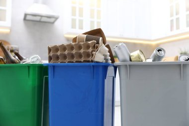 Mutfaktaki çöp bidonlarında çöp, yakın plan. Atık sıralama