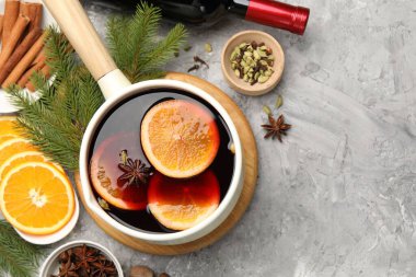 Lezzetli haşlanmış şarap ve gri desenli masa üzerindeki malzemeler, düz yatak. Metin için boşluk