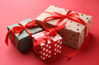 Kırmızı arka planda güzel hediye kutuları, yakın plan