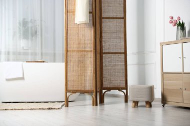 Katlanan ekran ve küvetli banyo iç dekorasyonu