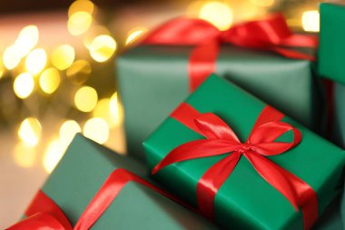 Noel hediyesi. Bulanık ışıklara karşı birçok hediye kutusu, yakın plan