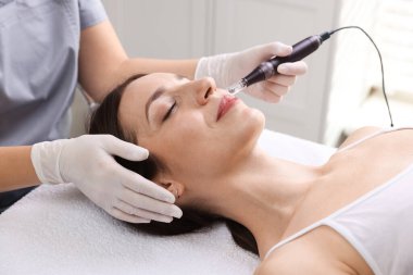 Güzellik salonunda mikro işlem gören bir kadın, yakın plan.